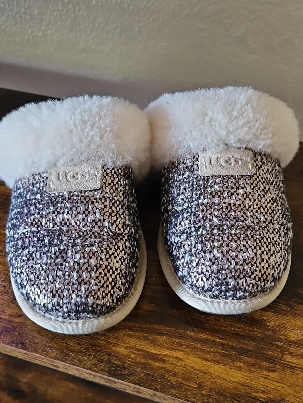 UGG Kids Sequin Clog Slippers in Silver with White Fur Cuff Size 7